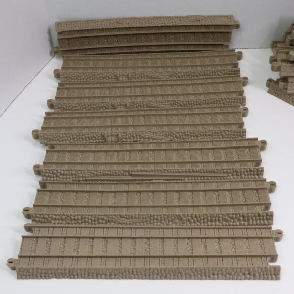 Lot 32 Thomas the Train Track Set With Bridge Supports Plastic - Picture 3 of 10